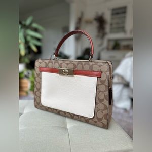 MOVING SALE 🌹Classy Coach Bag